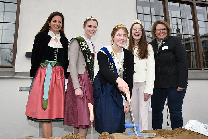Die Kommunalreferentin der Stadt München, Kristina Frank , die Bayerische Kartoffelkönigin Anna Fischhaber, die Schrobenhausener Spagelkönigin Natalie I.,  die Fränkische Weinkönigin Lisa Lehritter, und die 1. Vorsitzende des Spargelerzeugerverband Südbayern, Claudia Westner  vor dem Anstich auf dem Viktualienmarkt am 10.04.2024  (©Foto: Ingrid Grossmann)